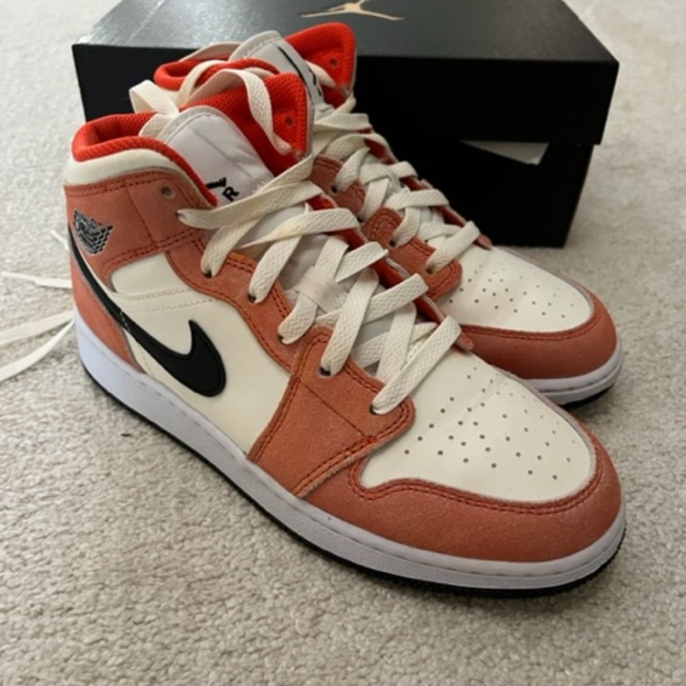 BRAND NEW Nike Air Jordan 1 mid - peach/orange - Picture 2 of 9